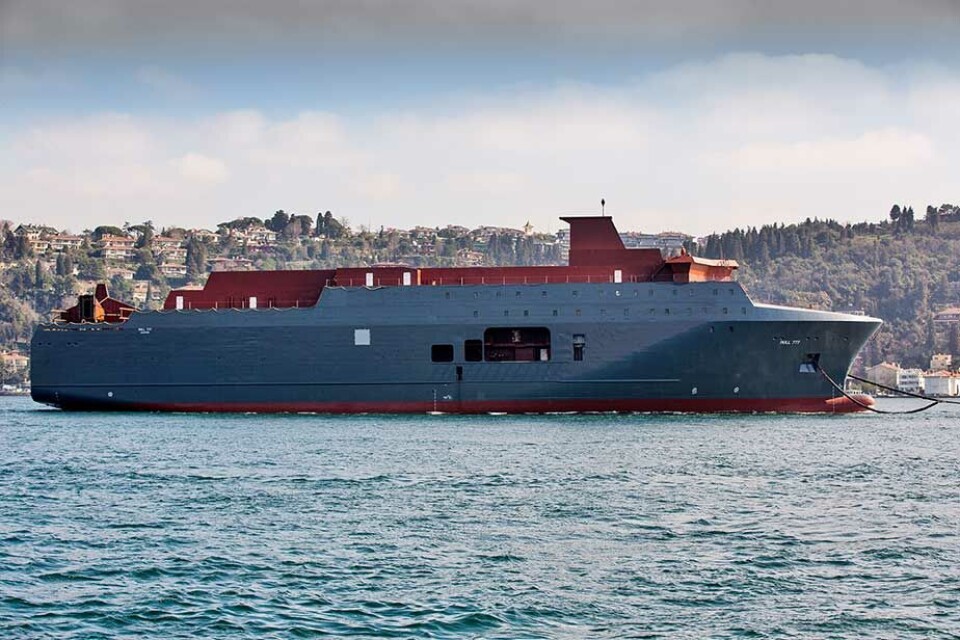 Her blir skroget slept gjennom Bosporos i Istanbul, på vei fra Romania til verftet Vard Langsten i Møre og Romsdal.(Foto og råfilm: Forsvaret)