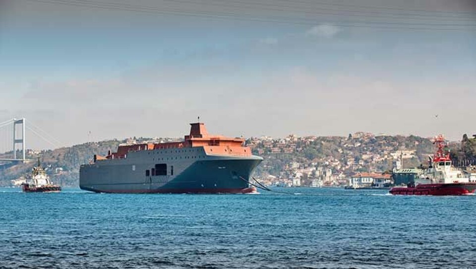 Her blir skroget slept gjennom Bosporos i Istanbul, på vei fra Romania til verftet Vard Langsten i Møre og Romsdal.(Foto og råfilm: Forsvaret)