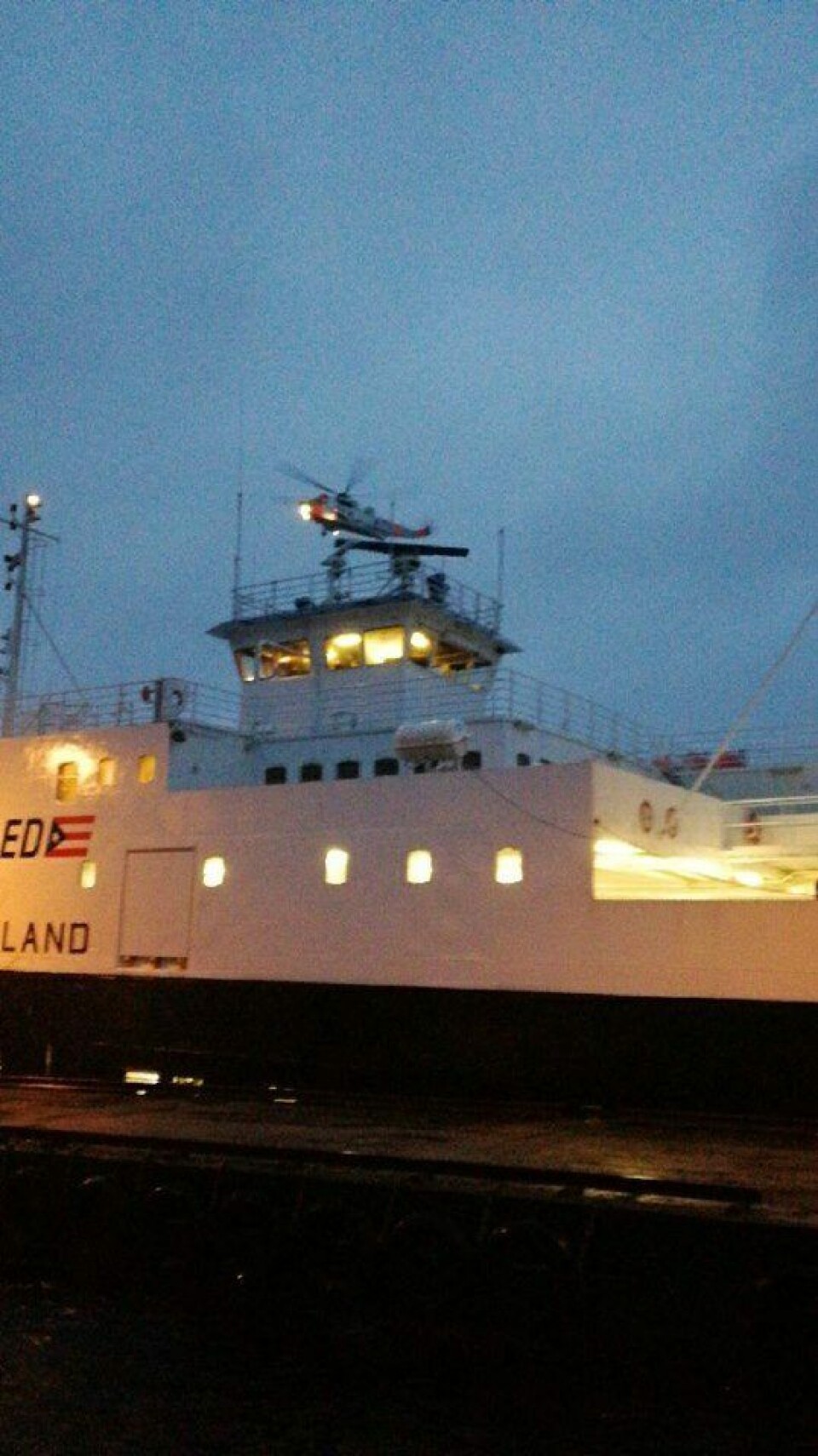 Redningshelikopter leverer lenser til MF Hordaland ved Varaldsøy. Foto: Olga Helen Ask