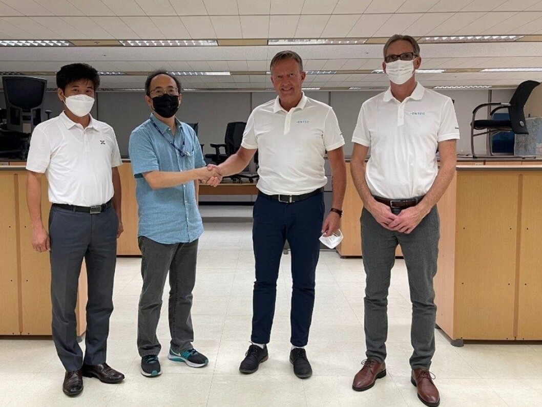 Fra venstre: James Lee frå Entec Korea, Mr Sang-Hun Jeon (Deputy General Manager HHI), Torkjell Ringstad, og Dag Johnny Seljeset begge fra Evotec AS. Foto: Evotec Fra venstre: James Lee frå Entec Korea, Mr Sang-Hun Jeon (Deputy General Manager HHI), Torkjell Ringstad, og Dag Johnny Seljeset begge fra Evotec AS. Foto: Evotec