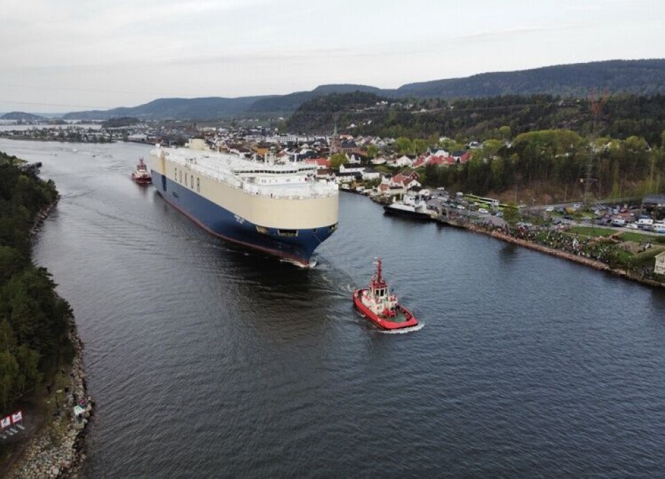 Alt gikk som det skulle da et av verdens største bilskip gikk inn Svelvikstrømmen i dag. Foto: Røyken og Hurums Avis