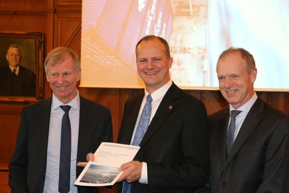 Rapporten 'Klimaeffekter ved overføring av gods fra vei til sjø' er overlevert statsråd Ketil Solvik-Olsen. Han flankeres av styreleder i Rederiforbundets shortsea-gruppe Nils Magne Fjereide (til v.) og adm.dir. Sturla Henriksen i Norges Rederiforbund (til h.). Foto: Asle Strønen