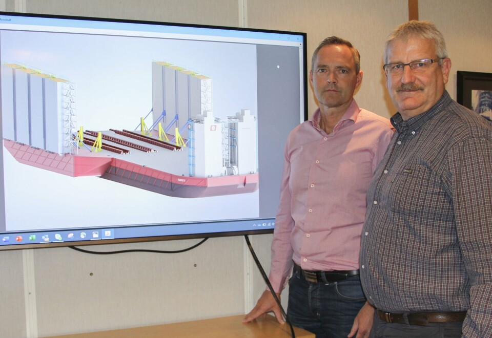 Salssjef Thore Veddegjerde frå Kleven Verft AS og prosjektleiar Jostein Innerdal frå Boa Barges AS ser fram samarbeidet no når «Boabarge 33» skal byggast om. Foto: Kleven Verft