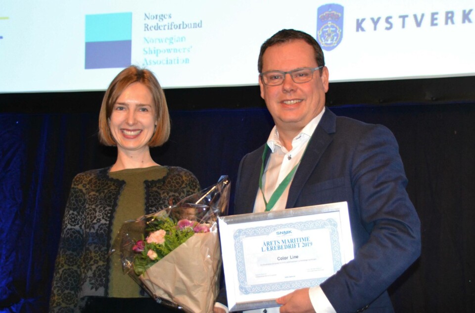 Vinner av «Årets Maritime Lærebedrift», Color Line, mottok prisen av Næringsminister Iselin Nybø (V). Foto: Sverre Meling jr.