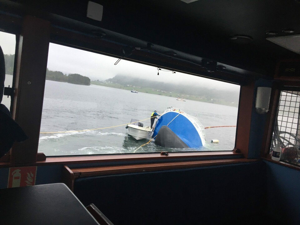 Fiskebåten MS «Havstein» kantret fredag morgen. Alle fire om bord er i god behold. Foto: Redningsselskapet