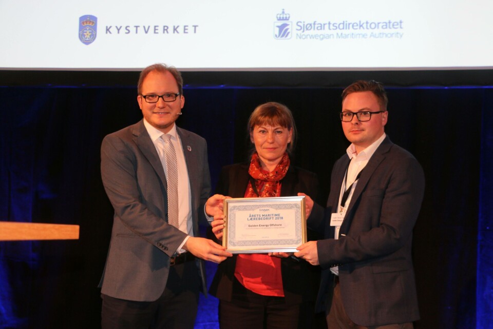f.v Statssekretær Daniel Bjarmann-Simonsen delte ut prisen til Gunhild Bolle og Svein Terje Fagervoll fra Golden Energy Offshore