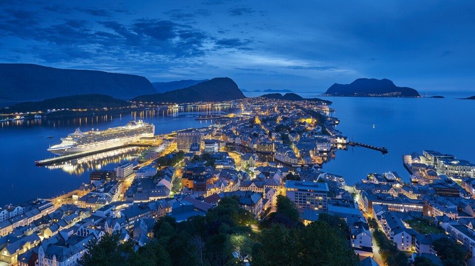 Ålesund sett fra Aksla. Cruiseskipet 'MS Azura' ligger til kai
