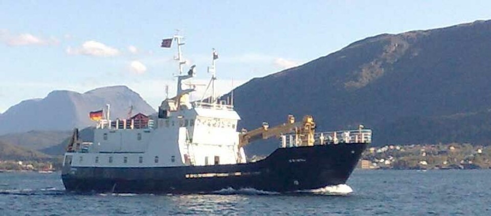 Tysk flagg er heist og "Grinna" tar farvel med norske fjorder.Foto: Terje Misund, Kystverket.