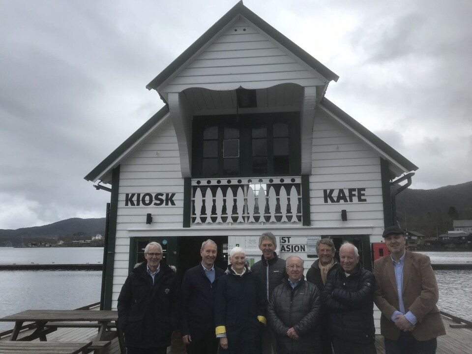 John Johnsen, Kjell Arthur Lunde, Turid Teigland, Hans Ole Dalland, Juan Corradi, Jan-Erik Sverre, Olav Kalgraf og Jarle Petterson utenfor sjøboden til Engel Våge der utstillingen om Jåttseglarane befunner seg i Tysnes. Foto: Sigbjørn Larsen