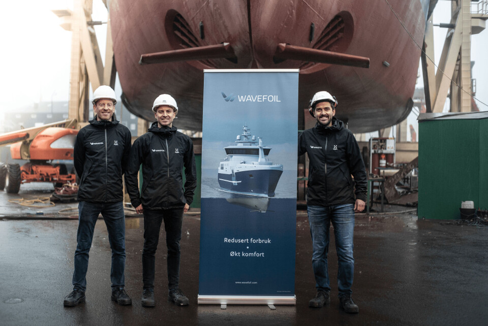 Daglig leder Eirik Bøckmann, produktutvikler Erlend Vastveit og teknisk sjef Audun Yrke foran MF «Teistin» på MEST Shipyard i Tórshavn på Færøyene. Foto: Polar Films