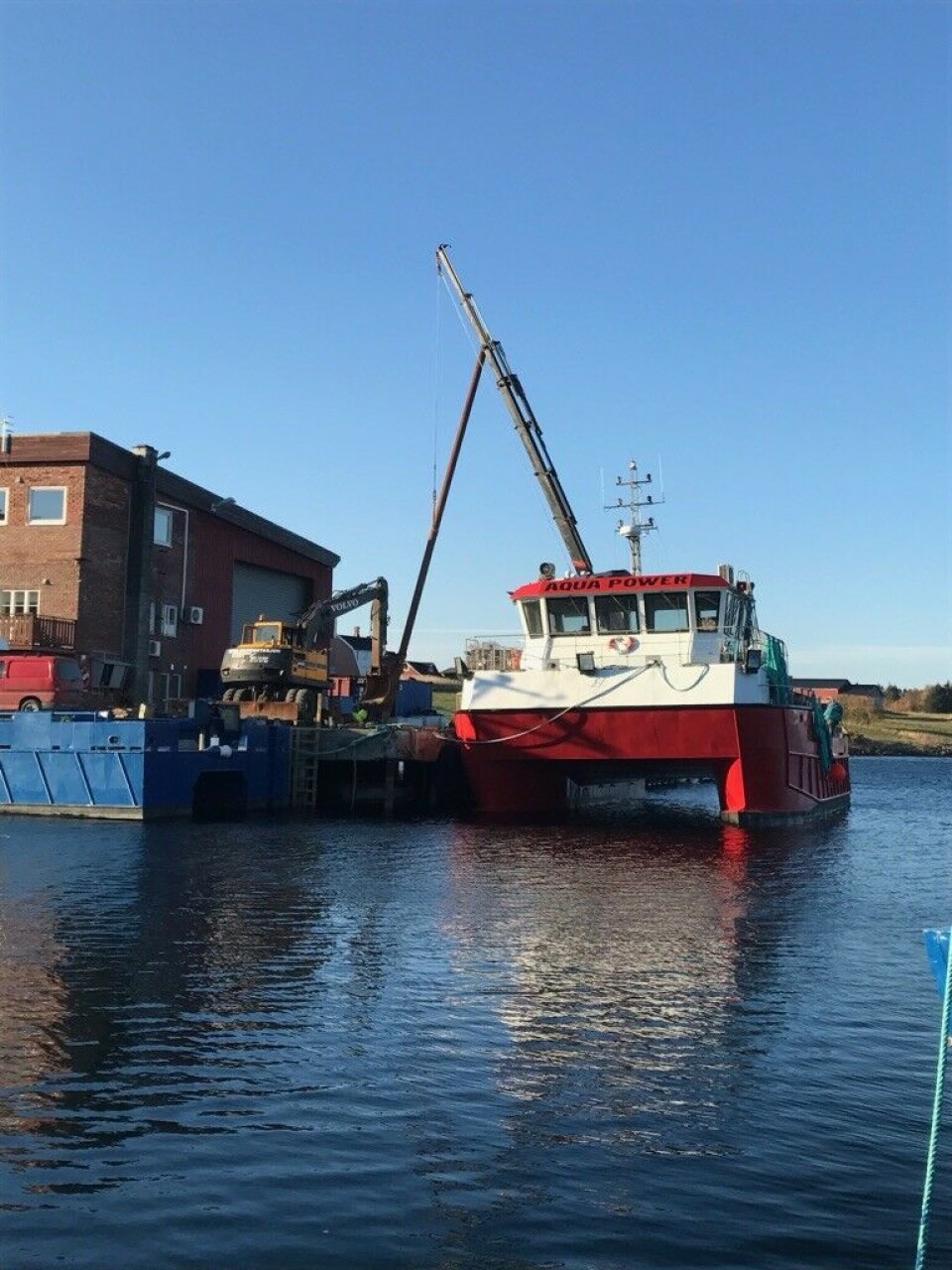 'Aqua Power' under operasjon i Herfjord. Foto: Aqua Seaworks. 'Aqua Power' under operasjon i Herfjord. Foto: Aqua Seaworks.