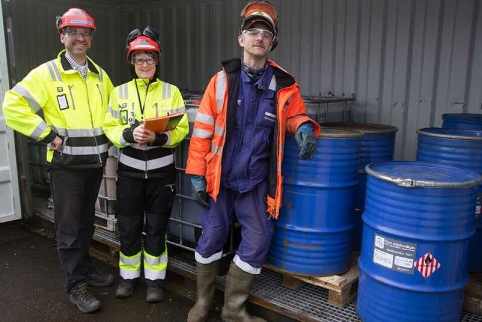 Gøy med miljø: Kvalitetssjef Sigvar Giil, HMS-koordinator Møyfrid Ringereide og Terje Akernes som driver miljøstasjonen er både stolte og glade over å ha fått miljøsertifikatet. FOTO: Havyard