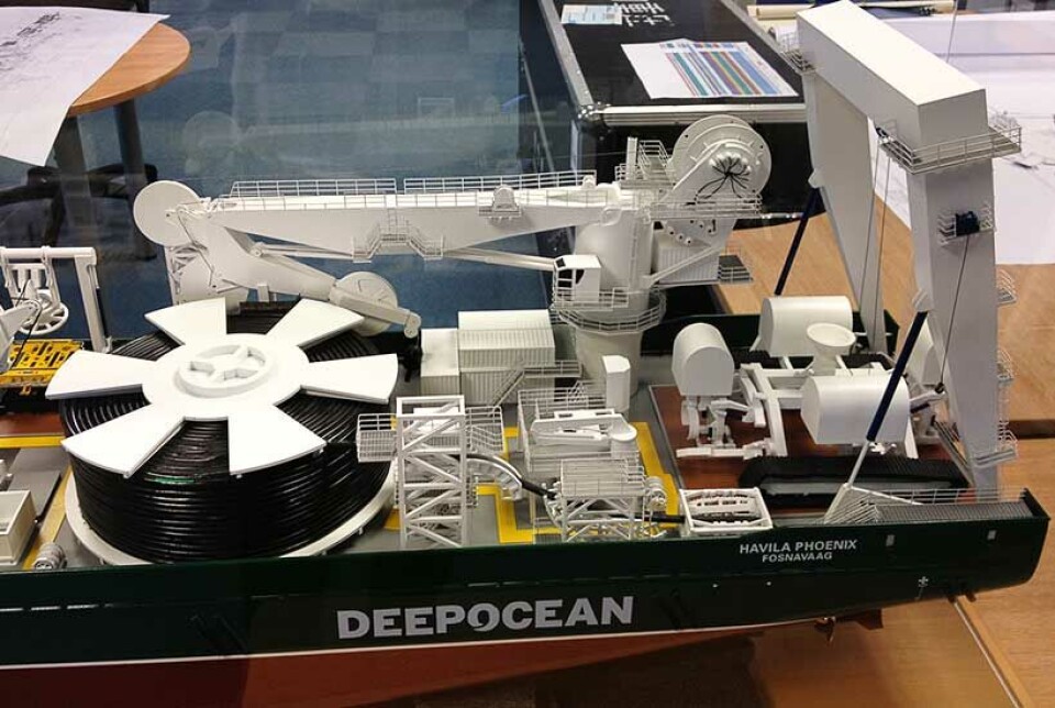 TUNGT UTRUSTET: Modellen av skipet etter ombyggingen viser at det er mye avansert utstyr som skal på plass. FOTO: Deep Ocean
