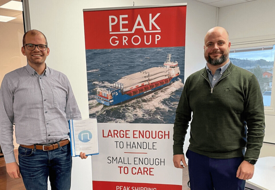 Martin Aasheim, salgssjef i NES (t.v) og Stian André Larsen, daglig leder i Peak Marine Tech AS (t.h). Foto: NES