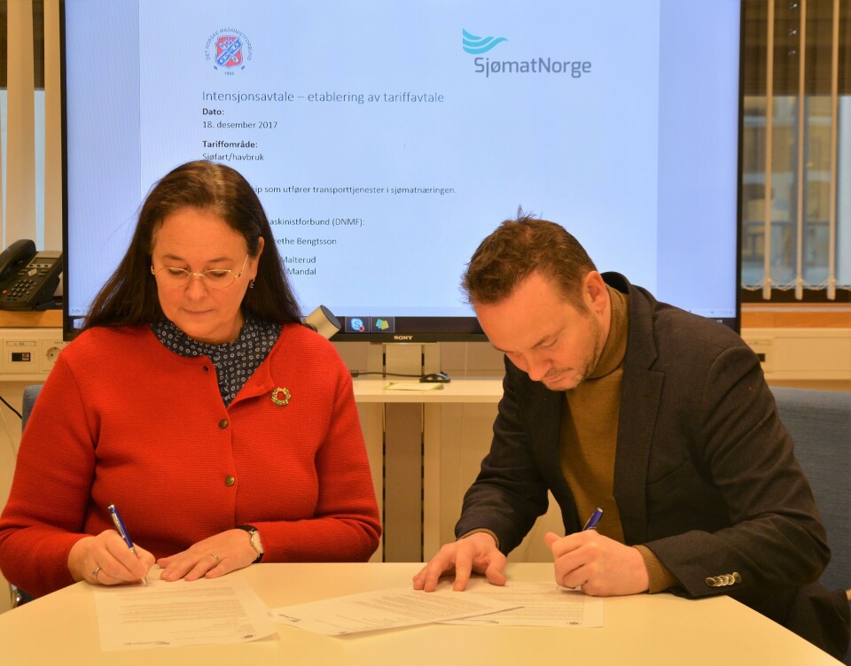 Administrerende direktør, Hege-Merethe Bengtsson, i Det norske Maskinistforbund og administrerende direktør, Geir Ove Ystmark, i Sjømat Norge skrev under på avtalen.