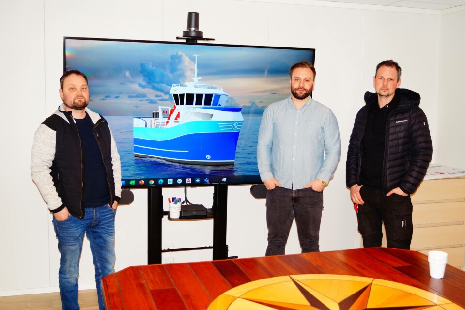 Tor Erik Lysø, hoveddesigner (Båt og Motorservice), Per-Ole Holm Marin Design) og Rune Olsen (Viteq) samarbeider om nytt fiskebåt-design. Foto: Snippen Media