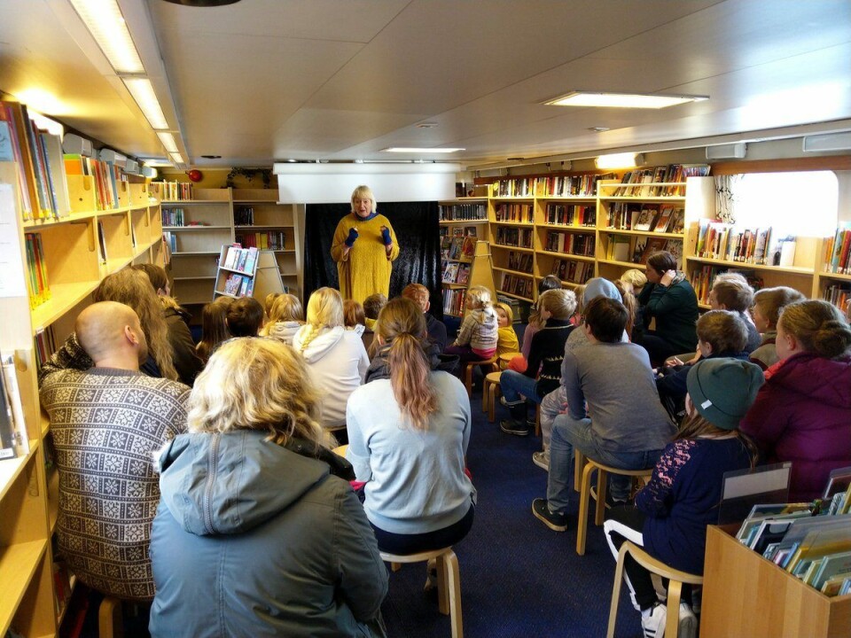 Barna følger spent med om bord i «Epos» Foto: Bjørn Vatne/Fylkesbiblioteket i Møre og Romsdal