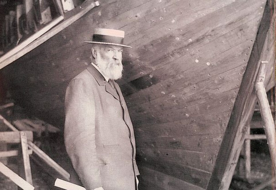 Pioneren Colin Archer.Her trolig foran RS 18 'William Eger' på Archers verksted i 1903. I alt bygget verftet 14 redningsskøyter for Redningsselskapet i perioden 1893 til 1909 Foto: Redningsselskapet