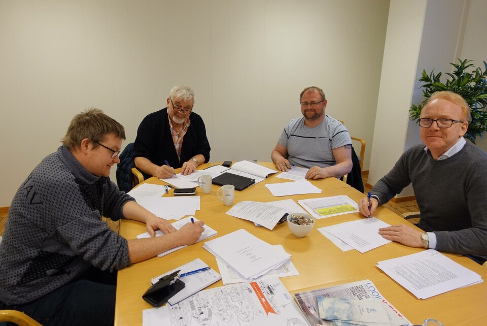 Bilde fra kontraktssigneringen: Fv. Håkon-Inge Mjånes, Rolf Grønnevik, og Tomas Bjørnø (alle fra Stormhav AS) og Agnar Lyng (Stadyard AS).