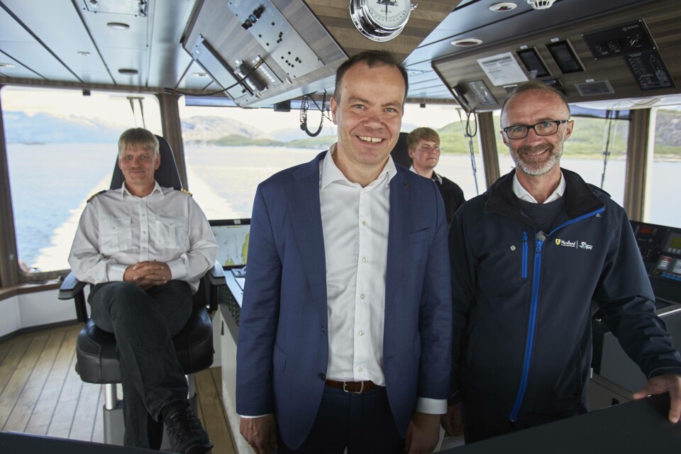 Alle de seks sambandene på fylkesvei 17 skal ha null- og lavutslipp. Fylkesrådsleder i Nordland, Tomas Norvoll og fylkesråd for samferdsel, Svein Eggesvik. Bak, kaptein Skule Kristensen, og styrmann Joakim Andersen.