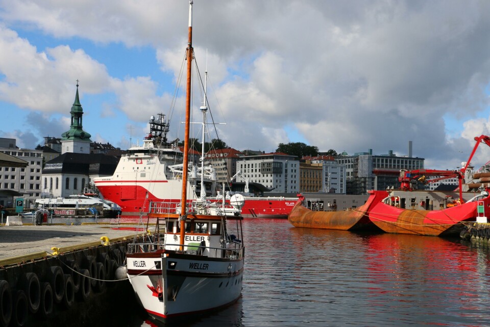 Nydelig dag i Bergen havn. I bakgrunnen nylig overleverte 'Boa Jarl' som omtales i Skipsrevyen nr 6/2015. Til høyre skimter vi to Farstad-båter. Foto: Asle Strønen