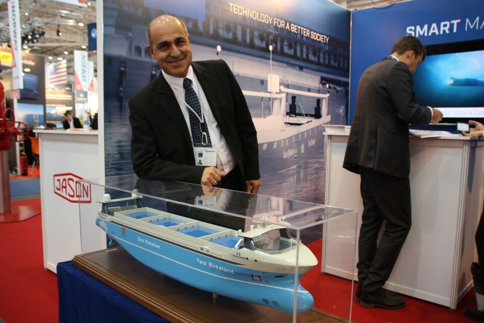 -Det er svært stor internasjonal interesse for verdens første autonome containerskip, ikke minst her i Hamburg, sier professor Kourosh Koushan ved SINTEF Ocean. Det har vært skrevet kilometervis med artikler. Bare det at folk får se modellen av skipet her på SMM gjør at folk stopper opp og vil se nærmere på det og slå av en prat, sier Koushan. Foto:Sigbjørn Larsen.