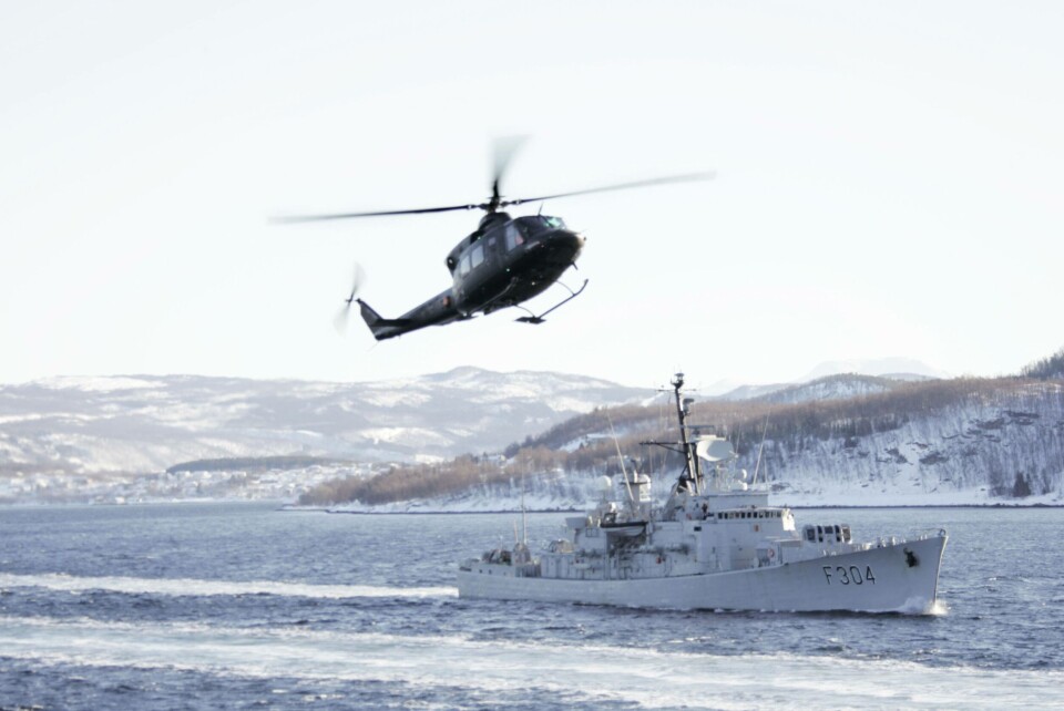 Tar ansvar: Bell 412 SP helikopter fra 339 skvadronen på vinterøvelsen Cold Response 2007KNM Narvik i bakgrunnen.