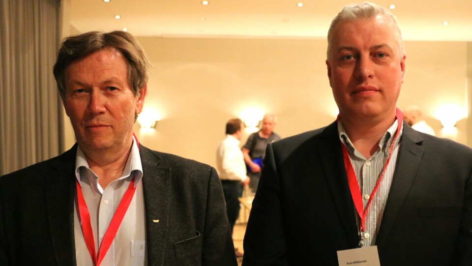 Ottar J. Aare, leder for Hurtigbåtforbundet og konferanseleder Rune Midtkandal. Foto: Andrea Bærland