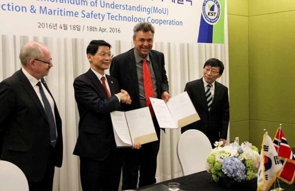 President i KST, Ick Soo Mok og sjøfartsdirektør Olav Akselsen etter signeringa. Dei er flankert av teknisk direktør i Sjøfartsdirektoratet Lasse Karlsen t.v., og Ju Won Hwang fra KST (t.h.). Foto: Kari Stautland/Sjøfartsdirektoratet