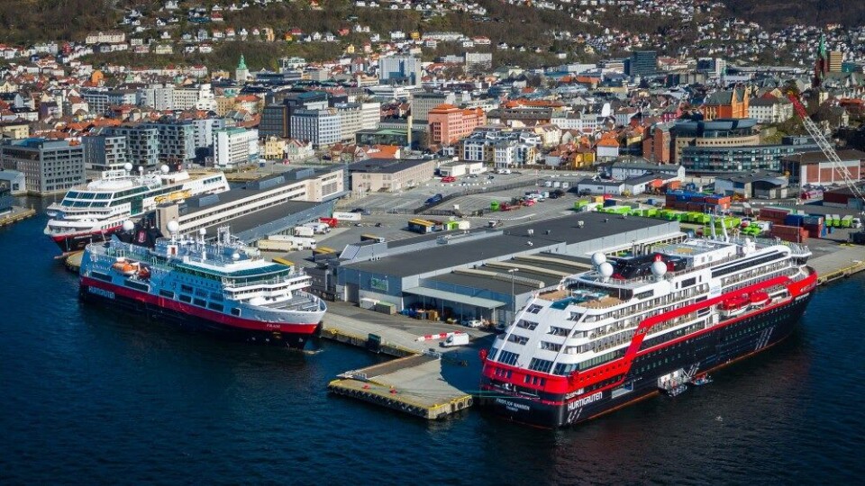 MS «Midnatsol» (fra venstre), MS «Fram» og MS «Fridtjof Nansen» ved kai i Bergen i april 2020. Foto: Vidar Trellevik/VPB Media/Hurtigruten