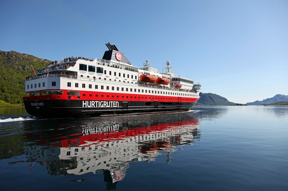 På grunn av strenge reiserestriksjoner, må Hurtigruten forlenge sin midlertidige driftsstans med seks uker. Unntaket er den spesialtilpassede ruten med to skip mellom Bodø og Kirkenes. Foto: Hurtigruten