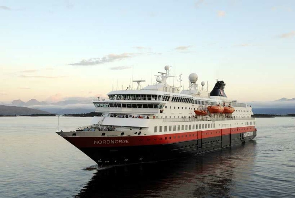 Hurtigruten MS Nordnorge dokker inn (video)