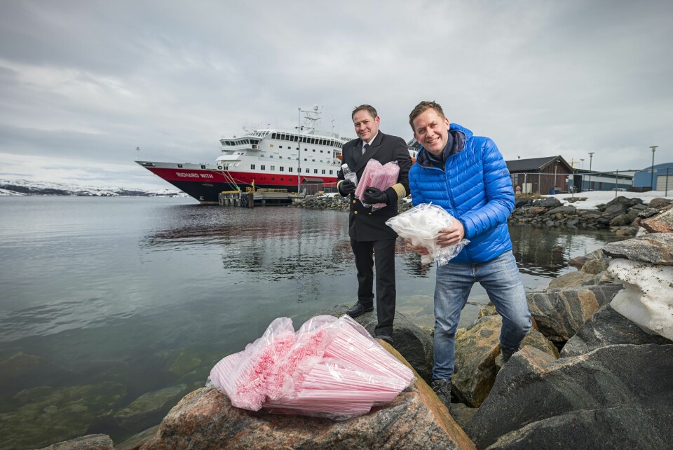 En million sugerør årlig er blant de enorme plastmengdene som forsvinner når Hurtigruten som første norske selskap kutter engangsplast allerede fra sommeren. Konsernsjef Daniel Skjeldam, sammen med hotellsjef Kristian Skar på MS Richard With i Kirkenes. Foto: Ørjan Bertelsen/Hurtigruten