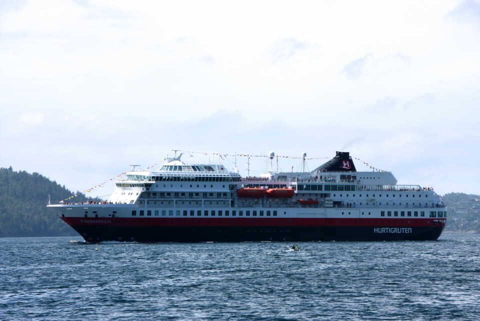 En festpyntet M/S 'Finnmarken' på vei inn til Bergen. Foto: Andrea Bærland