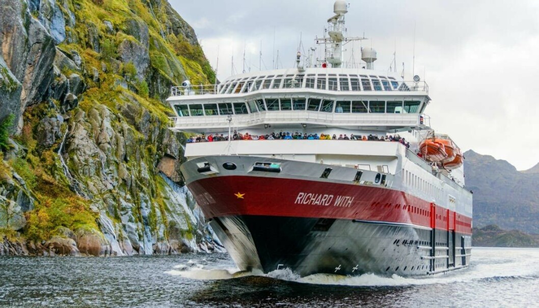 MS «Richard With»  på vei inn i Trollfjorden. Foto: Robert Cranna / Hurtigruten Norge