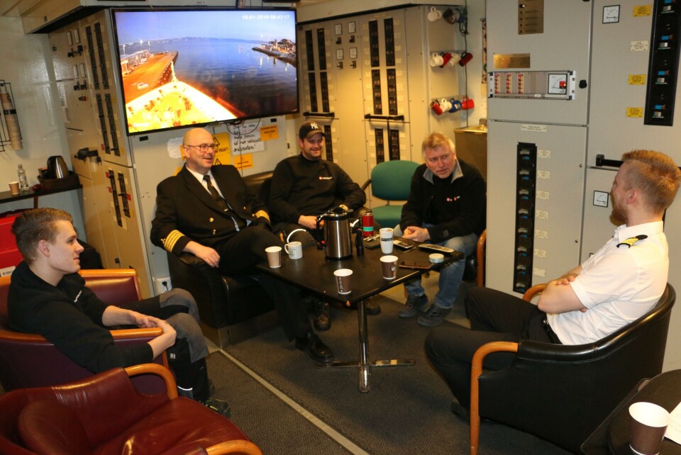 Maskingjengen har morgensamling om bord på MS 'Nordkapp'. Foto: Andrea Bærland
