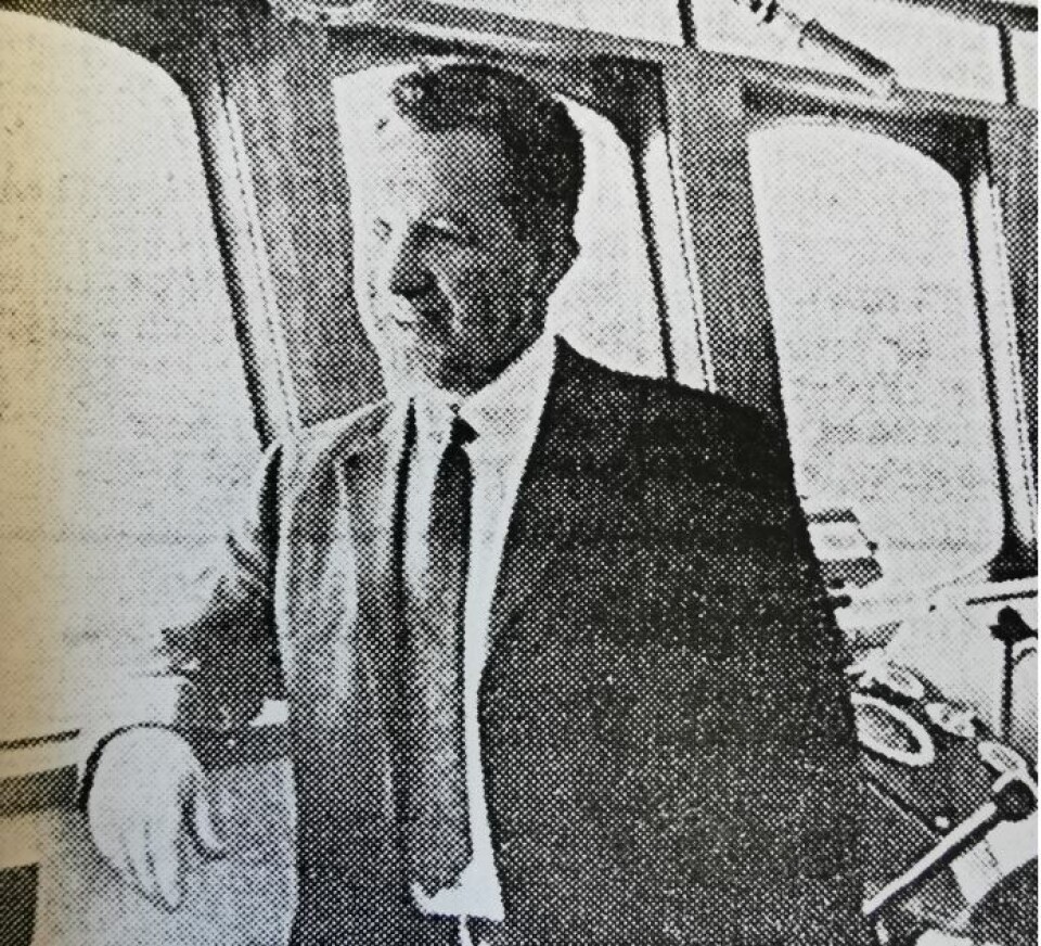 Georg Lokøy i styrhuset på «Endre Dyrøy» som ble ombygget til snurper ved Fitjar Mek. Verksted i 1971. Faksimile fra Skipsrevyen nr. 1/1971