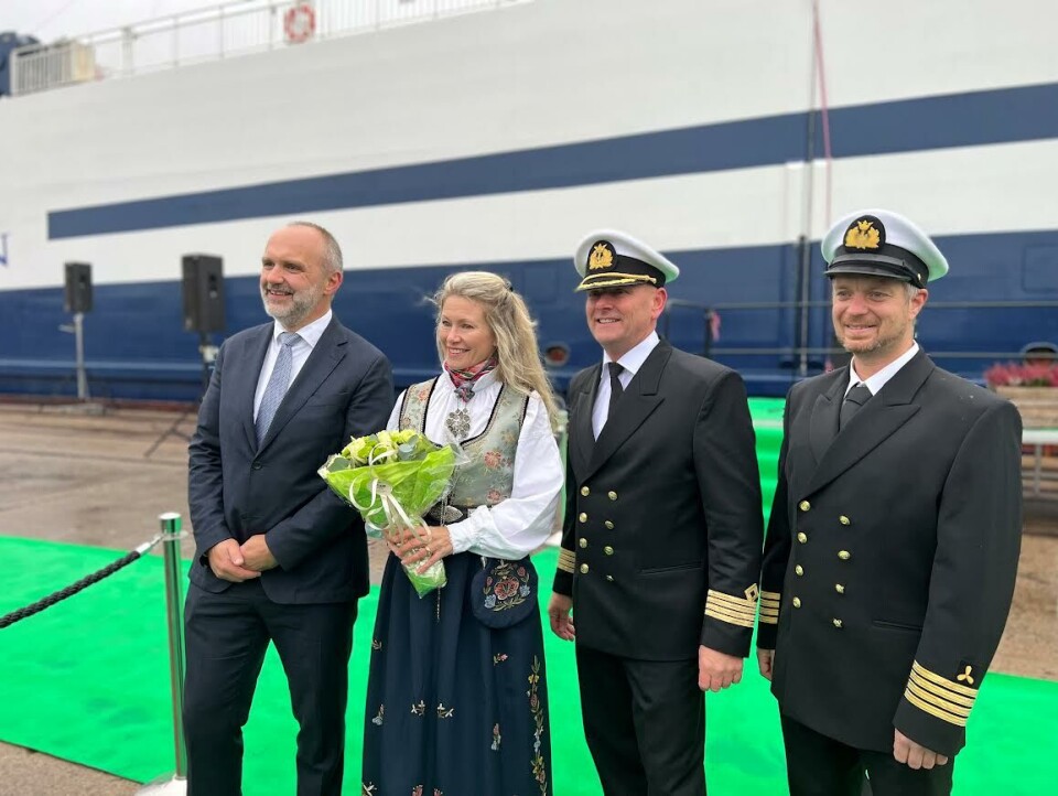 Gudmor Siri Kalvig sammen med mannskap og administrerende direktør Øyvind Lund (tv). Foto: Bastø Fosen