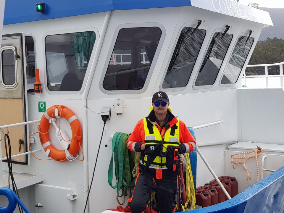 Henrik Teigland skulle verte tømrar, men valte heller å jobbe i havbruksnæringa. Det har han ikkje angra på. Foto: Alsaker Fjordbruk.
