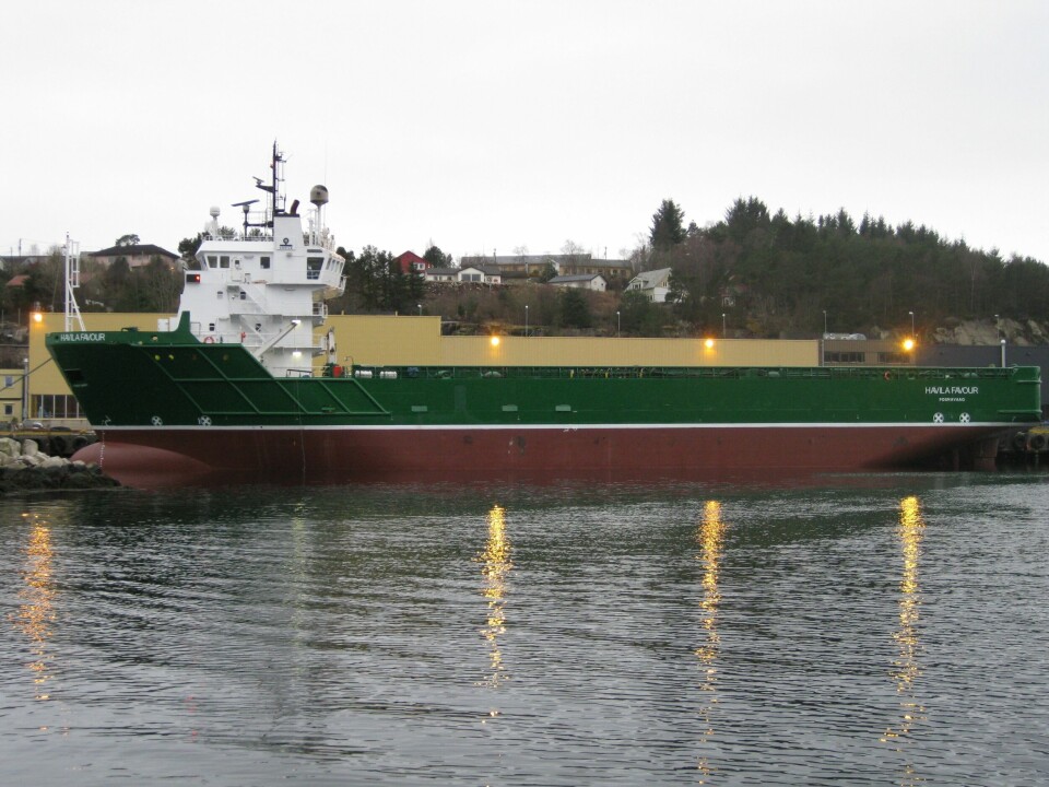 Skipet Havila Favour skal bygges om og brukes til opprydningsarbeid langs kysten.