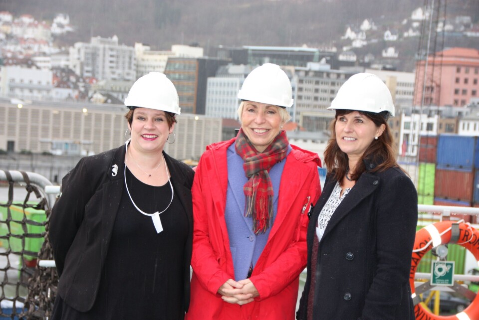 Ordfører i Bergen Marte Mjøs Persen og direktør ved Havforskningsinstituttet Sissel Rongve, benyttet anledningen til å beskue skipet. Foto: Vibeke Blich