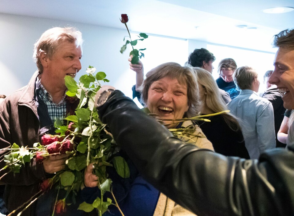 Mer enn 600 studenter overøste et svært overrasket ektepar, Elisabeth og Stein Otto Hole fra Bergen, med et hav av røde roser som passasjer 1 million i 2015. Foto: Ken Robert Haltvik.