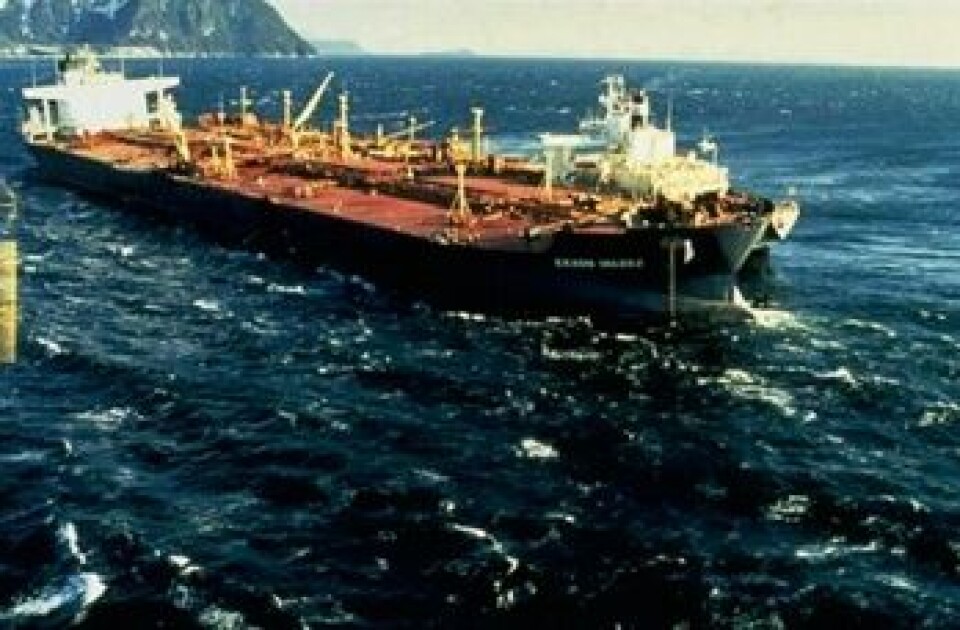 ”Exxon Valdez” på grunn. (Foto: darkwing.uoregon)