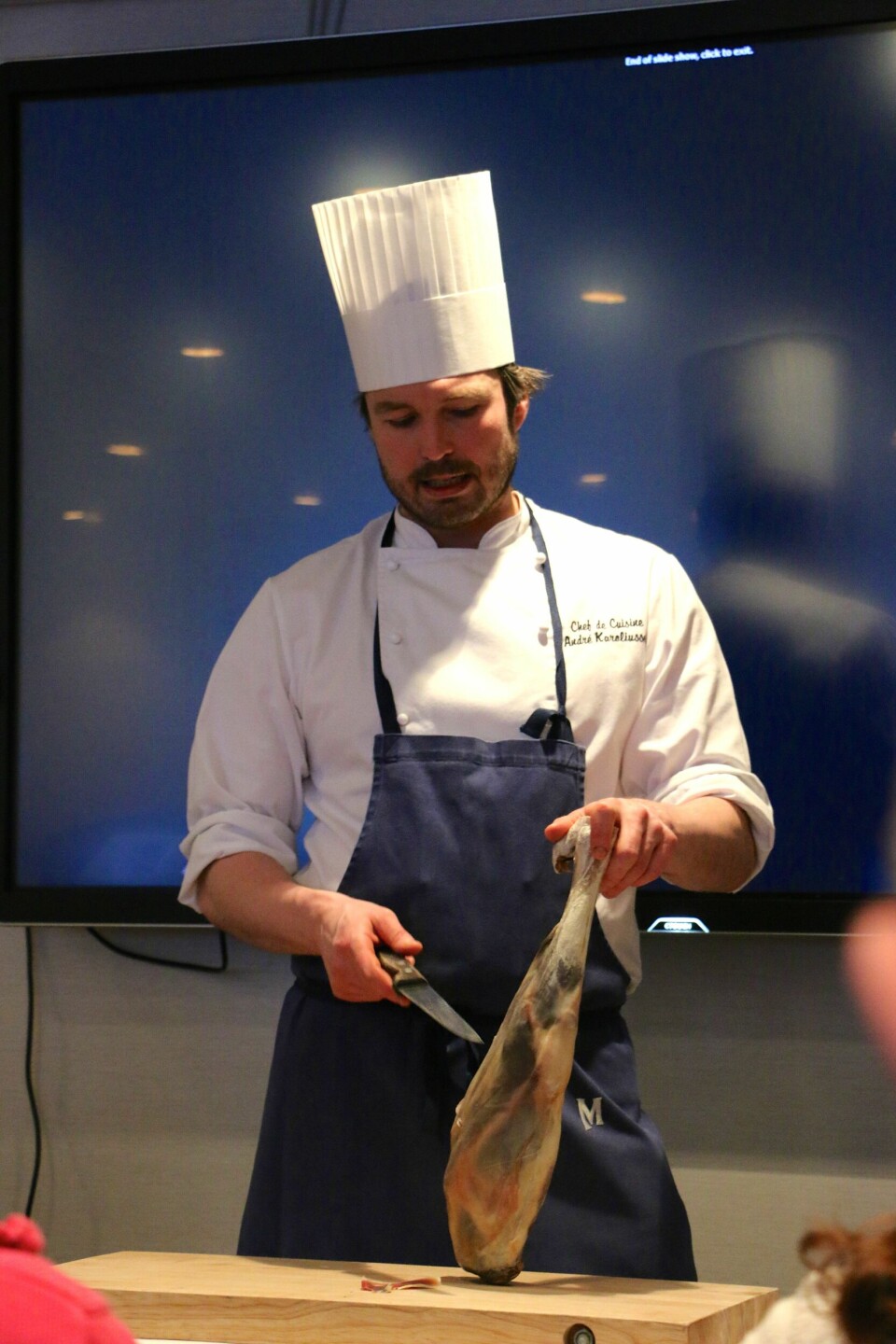Kjøkkensjef André Karoliussen trives med å jobbe tett på gjestene. Foto: Andrea Bærland