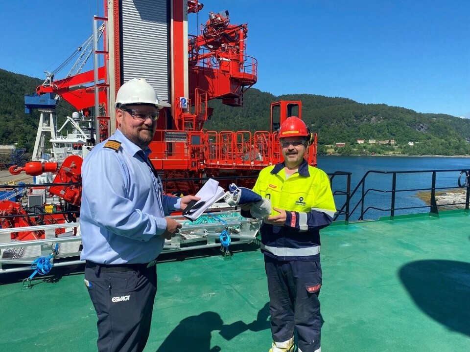 Flaggseremoni ved overlevering av «Esvagt Alba» til Esvagt. F.v: Jesper Fredriksen, Kaptein på ESVAGT Alba og Geir Helge Nordstrand, prosessleder produksjon i Havyard Leirvik. Foto: Havyard Leirvik