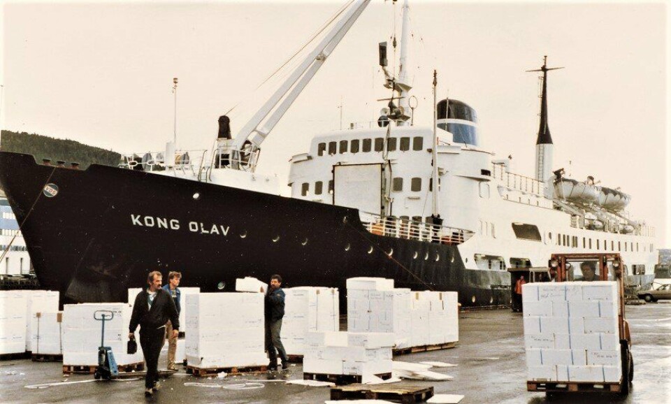 MS MS «Kong Olav» losser i Bergen i 1966. Foto: Harald Sætre - Wikipedia
