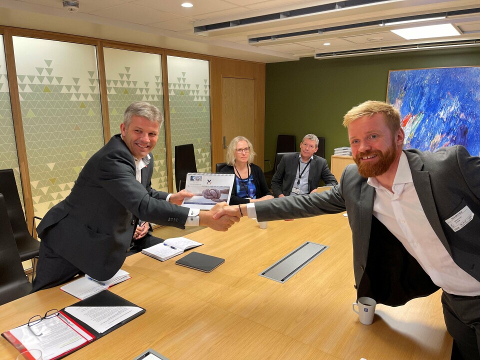 NSOFs Syver Grepstad (th) overleverer rapporten “Maritime Karriereveier” til fiskeri- og havminister Bjørnar Skjæran. Foto: NSOF