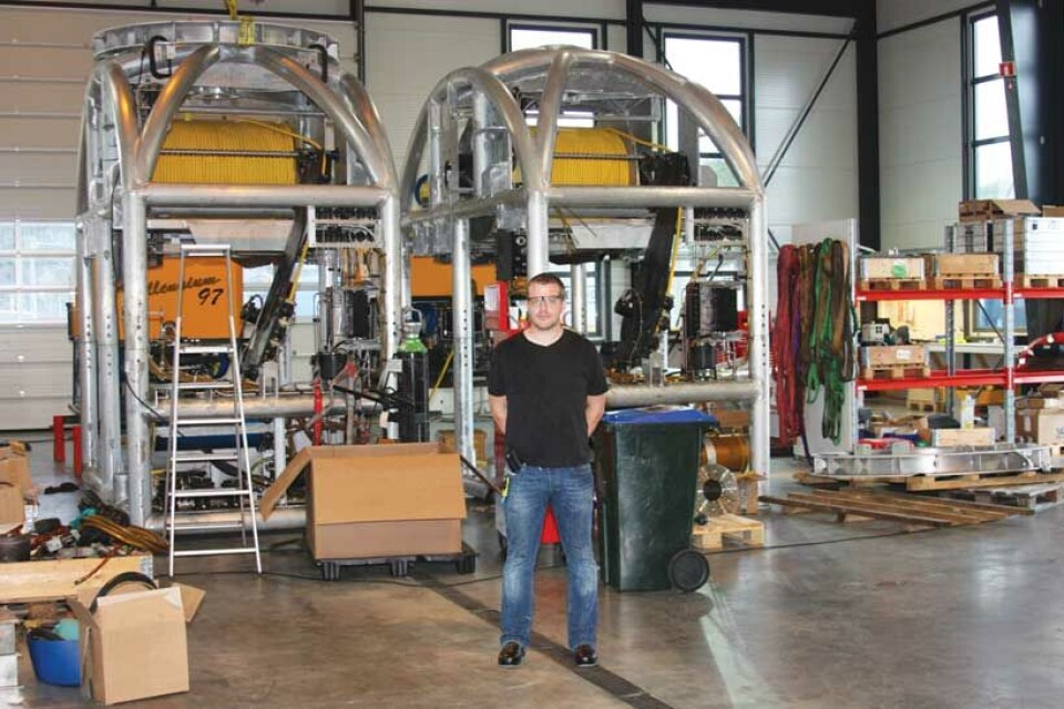 Prosjektsjef Morten Sundheim ved utstyr som skal ombord i “Aker Wayfarer”. Foto:Morten Halvorsen/Skipsrevyen