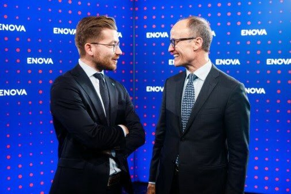 Klima- og miljøminister Sveinung Rotevatn i samtale med Enovas administrerende direktør Nils Kristian Nakstad på Enovakonferansen i Trondheim. Foto: Enova.