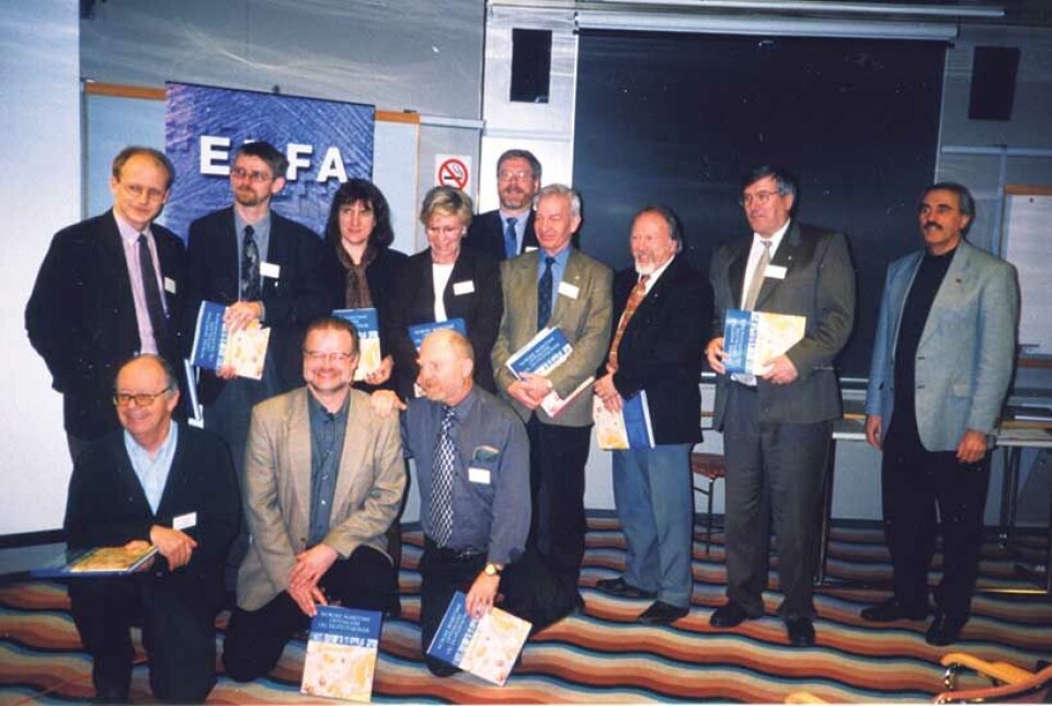 Foredragsholderne på ERFA 2000: Bak fra v. Tellef Tellefsen, Arnulf Hagen, Laila Johanne Larsen, Mona Boug Kristiansen, Tor A. Svanes, Per Bruun-Lie, Jan Kr. Balstad, Kåre Haddal og Halvard Olafsen. Foran f.v. Erik Ziegler, Asle Strønen og Erlin Riisnæs